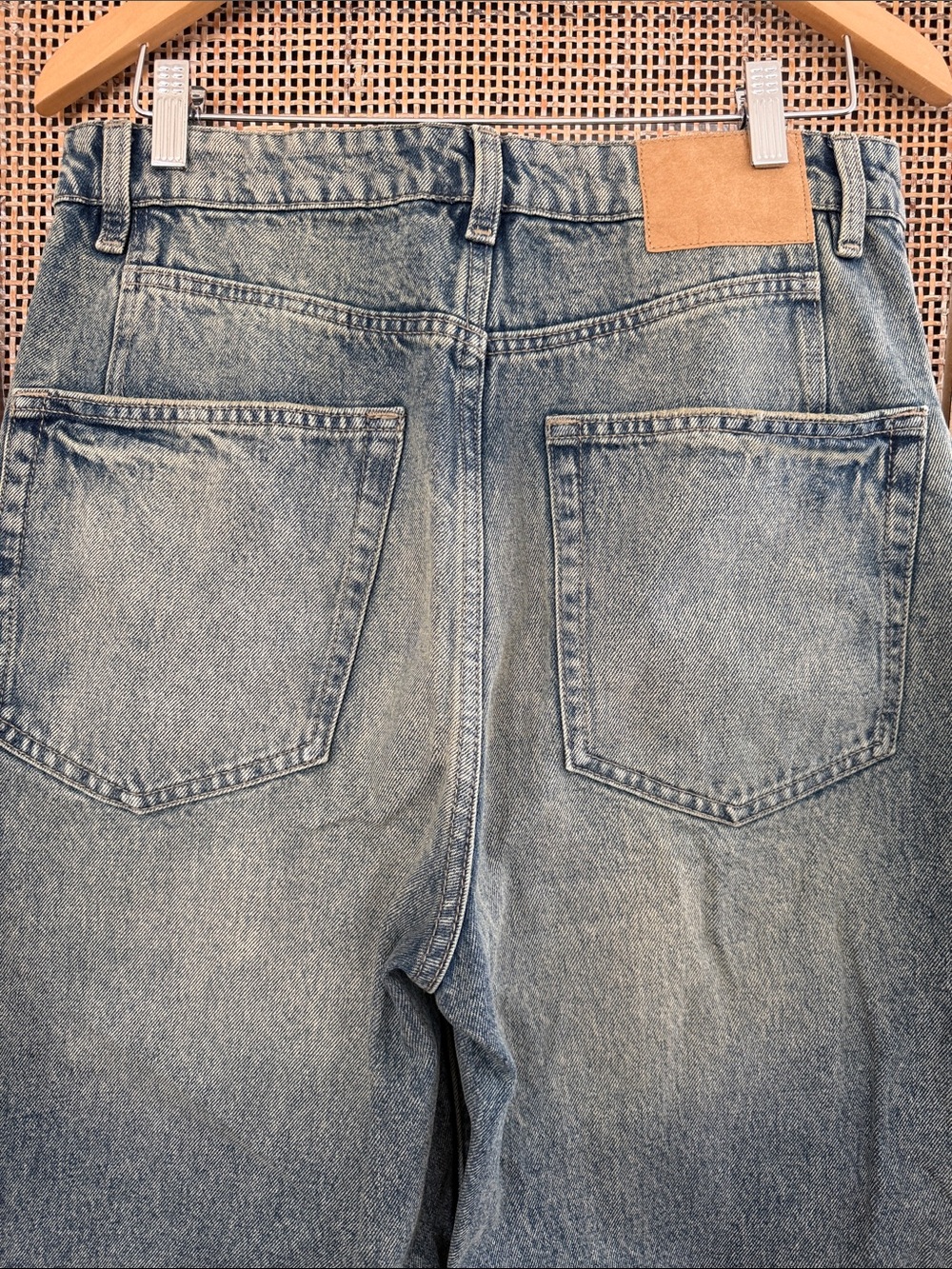 Cotton On Men Super Baggy Wide-Leg Jeans in Faded Blue Wash - Picture 4 of 10